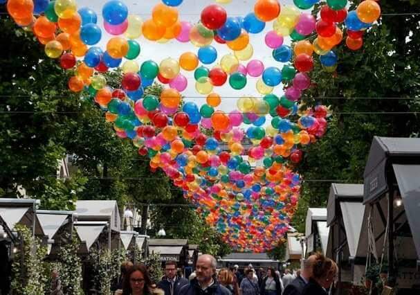 Há uma rua com um "céu" de 3.200 balões coloridos em Paris