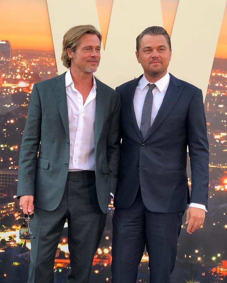 Margot Robbie posa com Leonardo DiCaprio e Brad Pitt no Once Upon a Time na estreia de Hollywood