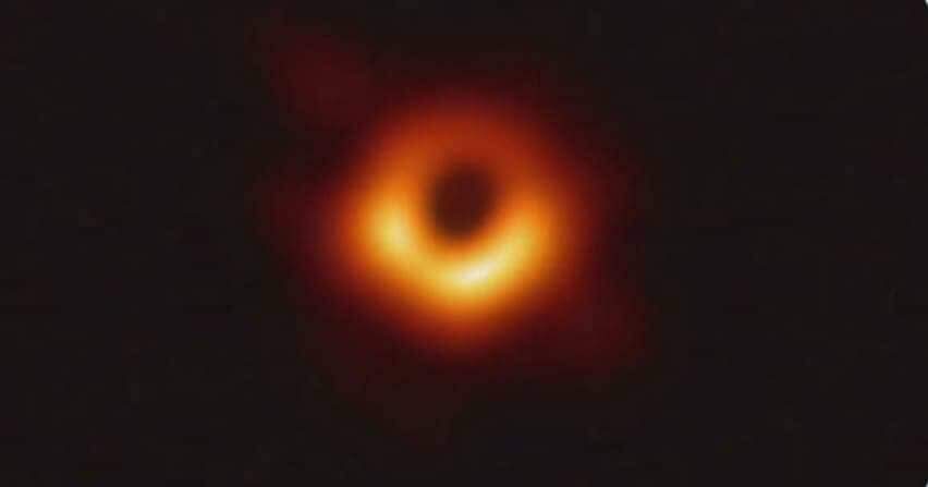 Katie Bouman, a cientista por trás da foto do buraco negro.
