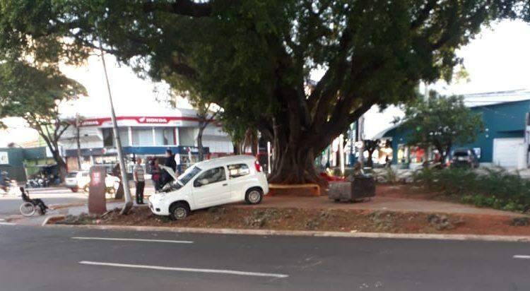 Motorista se envolve em acidente na Afonso Pena e quase atinge estátua de Manoel de Barros