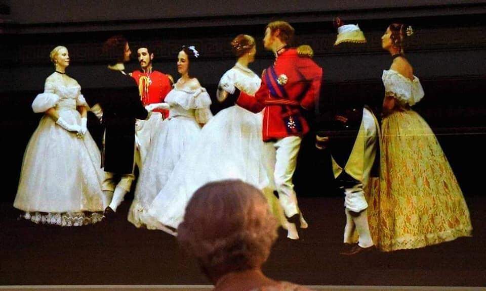 Rainha Elizabeth II confere exposição de verão do Palácio de Buckingham sobre a vida da rainha Victoria