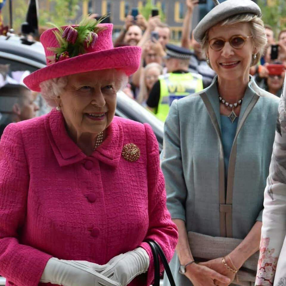 Rainha Elizabeth II planta árvore aos 93 anos.