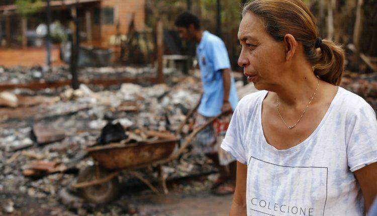 Barraco de um cômodo abriga família que perdeu tudo durante incêndio