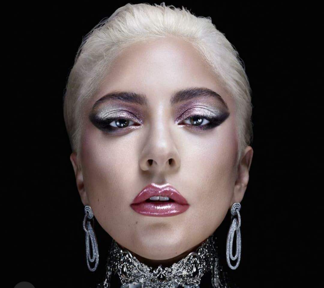 Lady Gaga está morando com Bradley Copper, diz revista