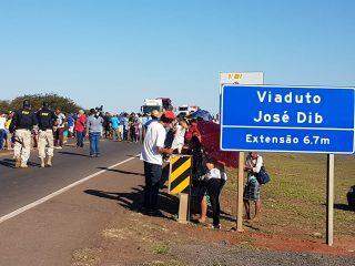 VÍDEO: Moradores fecham trânsito na BR-163 em protesto contra cortes de energia