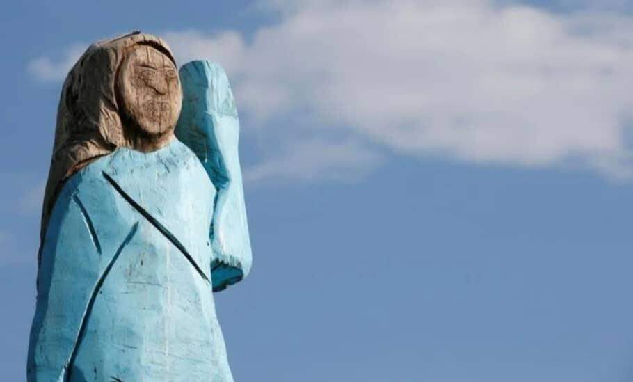 A estátua de madeira com a efígie de Melania Trump é motivo de chacota nas redes sociais.
