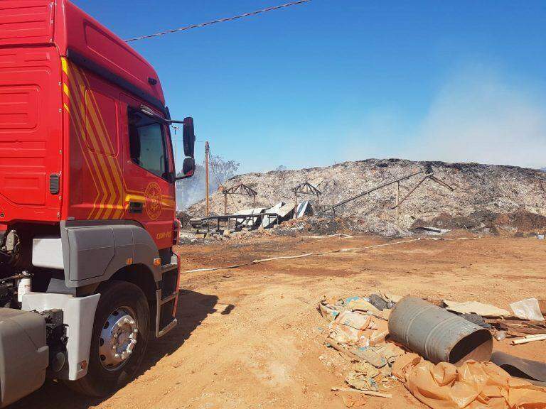 Com 30h de incêndio, fogo em depósito de resíduos deve durar mais alguns dias