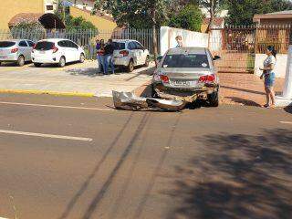 Idosa invade pista contrária, derruba placas e para veículo 50 metros após colisão