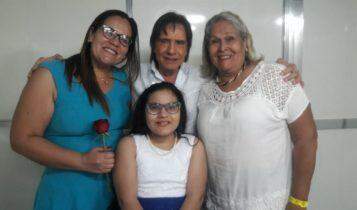 Após reportagem do Midiamax, garotinha autista realiza sonho de conhecer Roberto Carlos