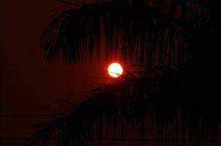Notou? Tempo cinza e sol avermelhado chamam atenção em dia seco de Campo Grande