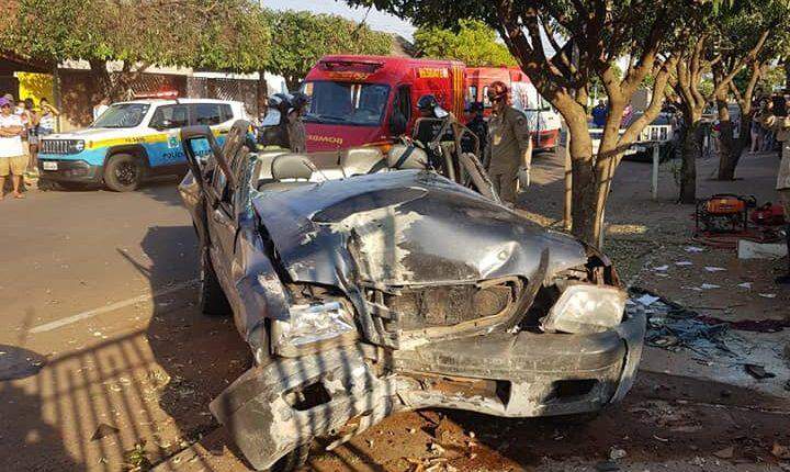 Cena de filme: motorista persegue mulher no trânsito, caminhonete tomba e fica destruída