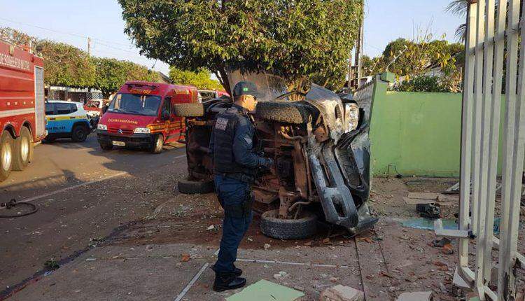 Cena de filme: motorista persegue mulher no trânsito, caminhonete tomba e fica destruída