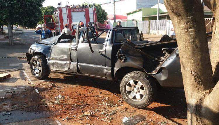 Cena de filme: motorista persegue mulher no trânsito, caminhonete tomba e fica destruída