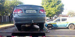 Bandido rouba motorista de aplicativo, capota carro e comparsa troca tiros com a polícia