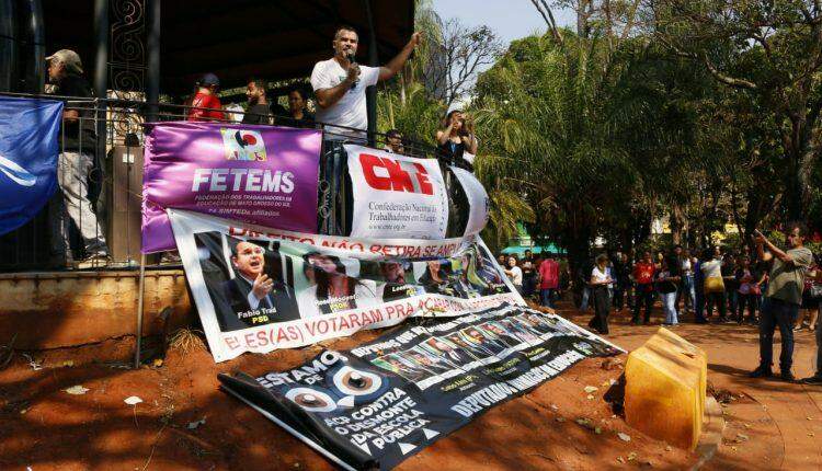 Protesto pela educação reúne cerca de 8 mil em Campo Grande
