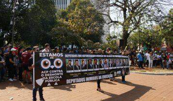 Protesto pela educação reúne cerca de 8 mil em Campo Grande