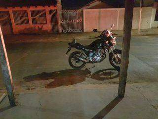 Motociclista morre ao bater em placa após colisão com carro