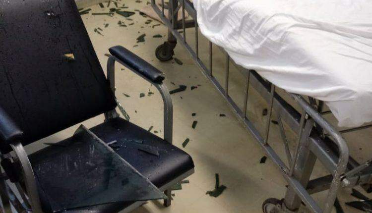Ventania durante chuva quebra janela e estilhaços ferem paciente na Santa Casa