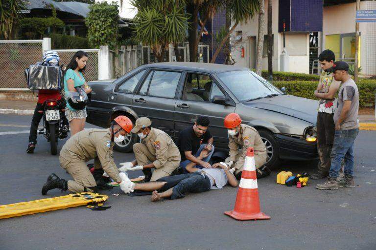 De chinelo, motociclista colide em carro e perde três dedos do pé em acidente