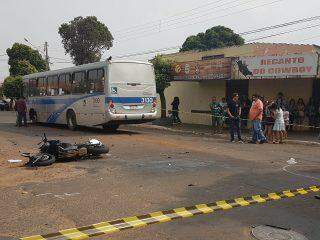 Motociclista de 20 anos morre ao invadir preferencial e bater em ônibus em Campo Grande