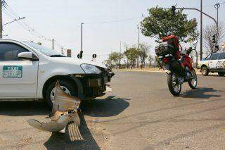 Acidente entre táxi e motocicleta deixa pista de avenida interditada