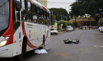 Motociclista bate em carro, é atropelado por ônibus e morre em Campo Grande