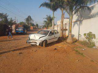 Motorista perde controle e colide em muro de residencial no Jardim Centenário