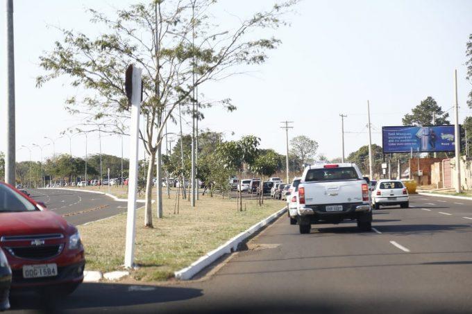 Motoristas enfrentam fila quilométrica para chegar até Base Aérea
