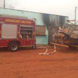 Carro explode dentro de garagem e fogo destrói parte de casa no Anache