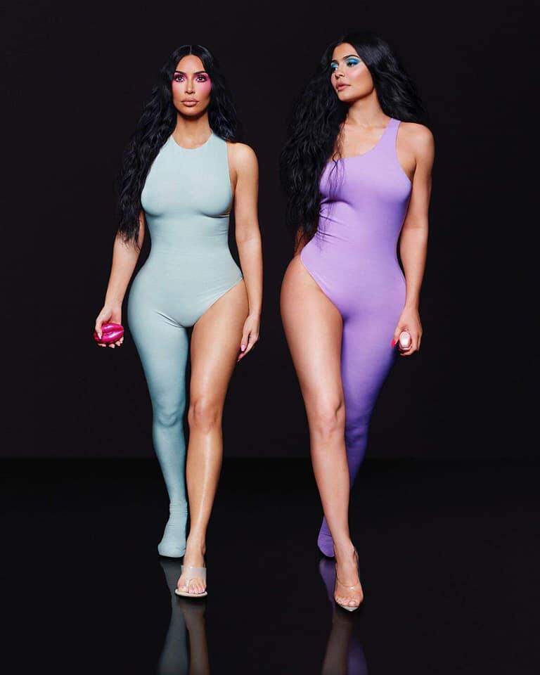 Kim Kardashian abusa do photoshop e aparece com 6 dedos no pé .