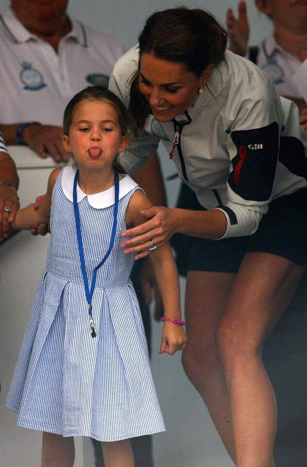Princesa Charlotte mostra língua para o público em regata solidária e envergonha Kate.