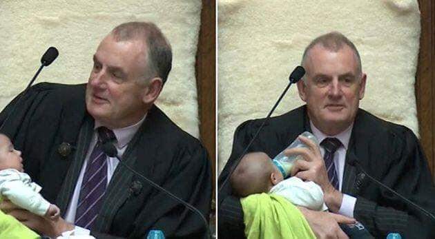 Presidente do parlamento da Nova Zelândia dá colo e mamadeira a filho de deputado
