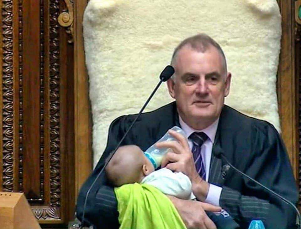 Presidente do parlamento da Nova Zelândia dá colo e mamadeira a filho de deputado