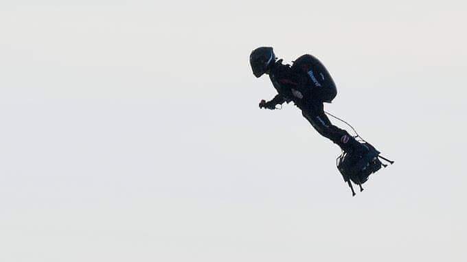 'Homem voador' francês atravessa canal da Mancha