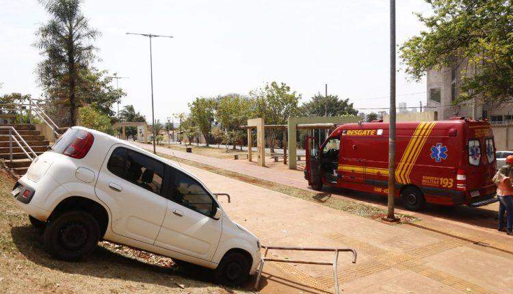 Na saída de casa noturna, amigos embriagados invadem Orla Morena com carro