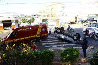 Acidente na Rui Barbosa deixa carro capotado sobre a faixa de pedestre