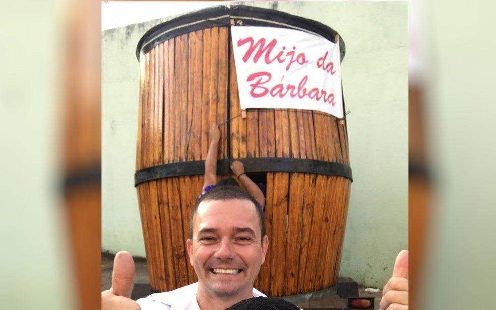 Pai comemora nascimento da filha com barril gigante de chopp na porta de maternidade