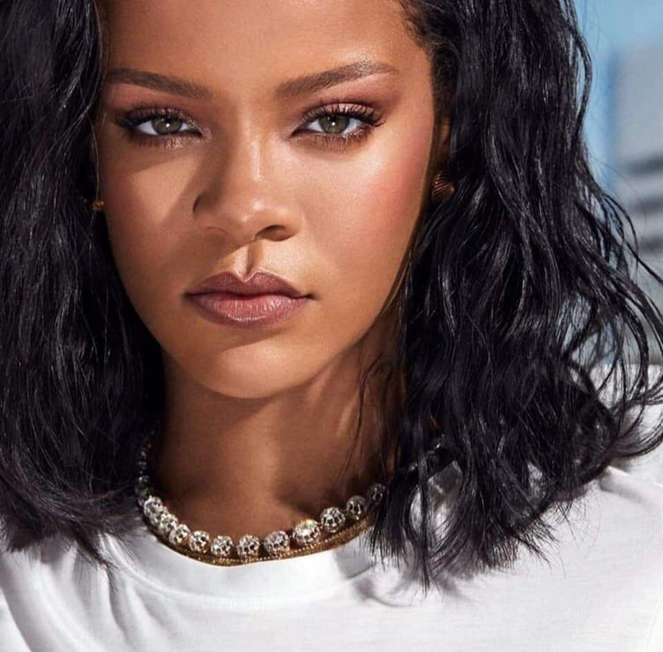 Fenty Beauty de Rihanna lança nova base hidratante em 50 tons