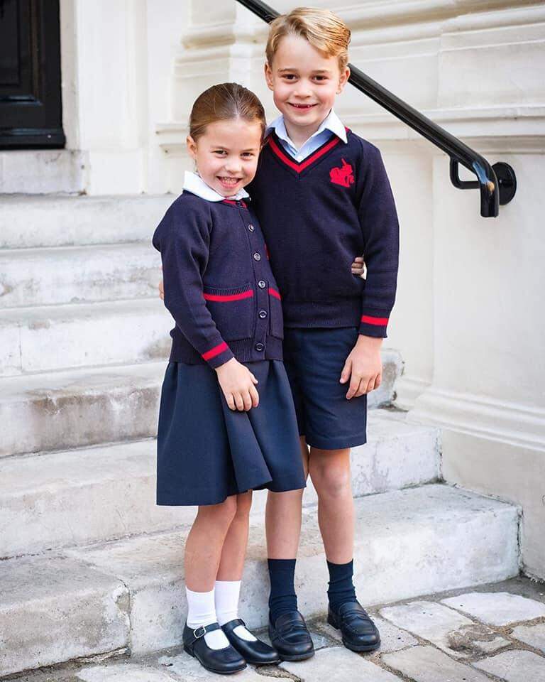 A princesa Charlotte chega para seu primeiro dia de escola