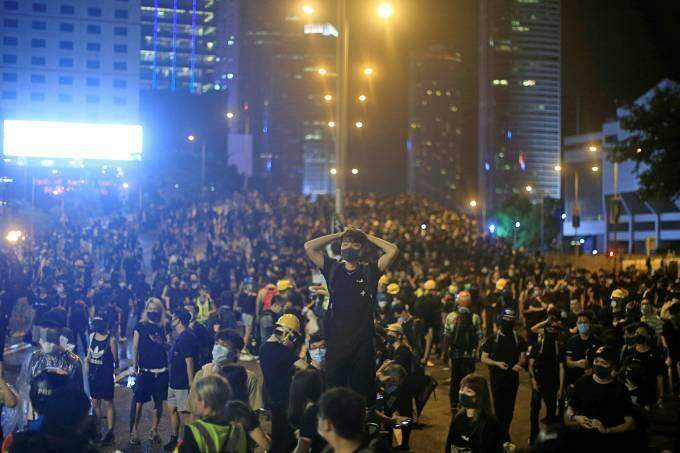 Manifestantes desafiam proibição e ocupam ruas de Hong Kong