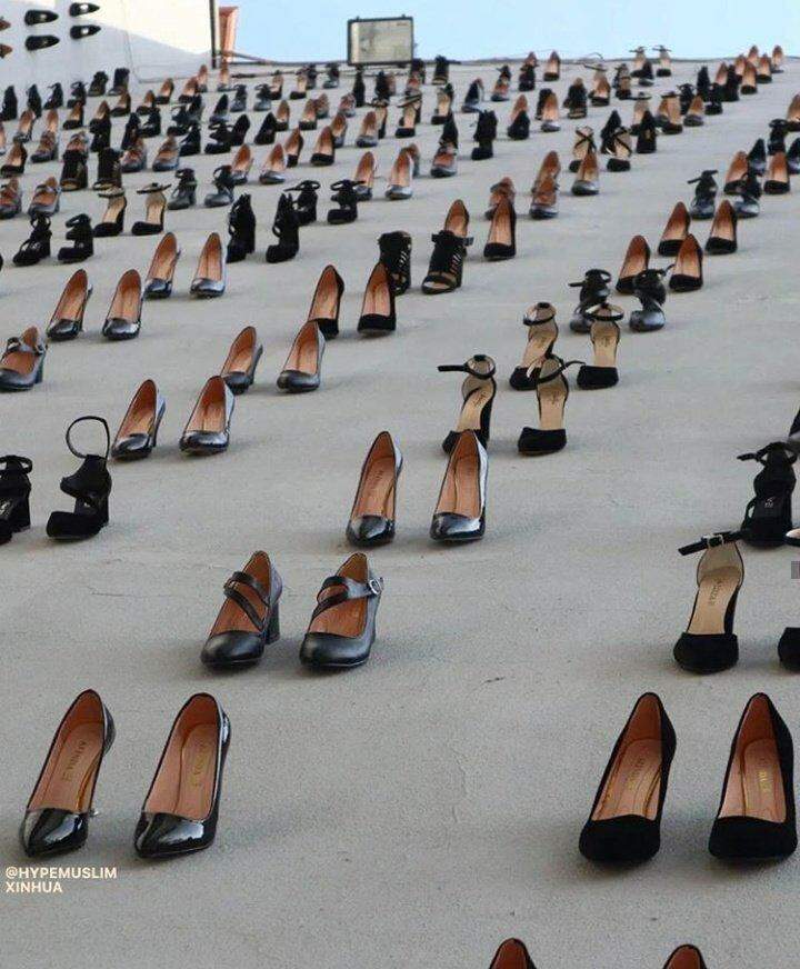 Em Istambul colaram 440 pares de sapatos femininos nas paredes da cidade.