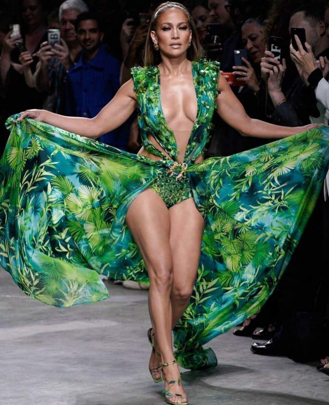 Jennifer Lopez desfila para a Versace com o vestido criador do Google imagens