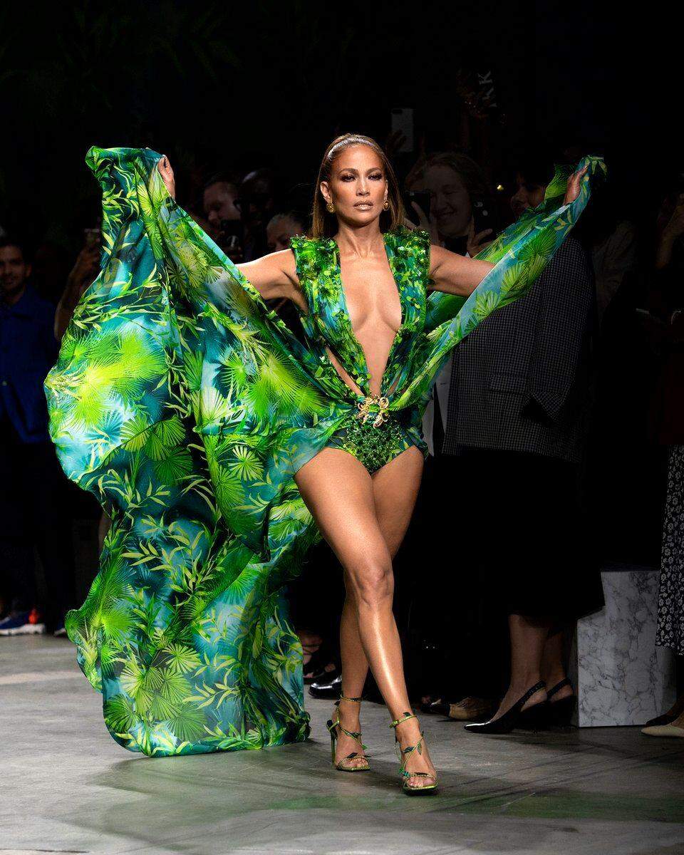 Jennifer Lopez desfila para a Versace com o vestido criador do Google imagens