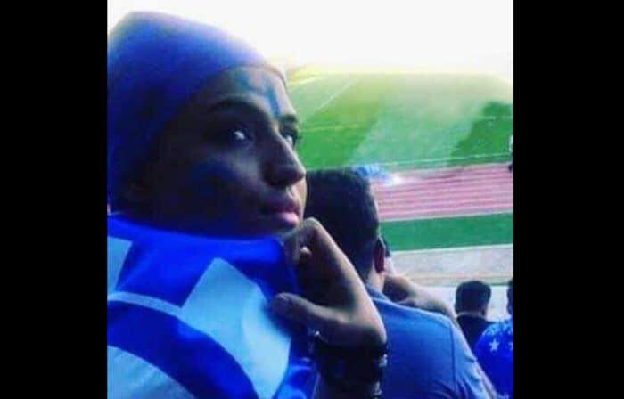 Morre torcedora de futebol do Irã que incendiou o próprio corpo após ser condenada a prisão por tentar entrar em estádio  Essa é Sahar Khodayari, uma iraniana de 29 anos que sempre se disfarçava de homem para ir aos estádios apoiar o Esteghlal FC, um dos times mais populares do país. Era a lendária torcedora “BlueGirl”. Após ser presa pela polícia, ela ateou fogo no próprio corpo e morreu ontem.  A morte revoltou as redes sociais iranianas e a hashtag # BlueGirl está nos TTs em vários países. Ali Karimi, ex-meia da seleção, disse que os torcedores precisam boicotar os estádios do Irã. Já o meia Andranik Teymourian defende que Sahar deve virar nome de estádio em Teerã.