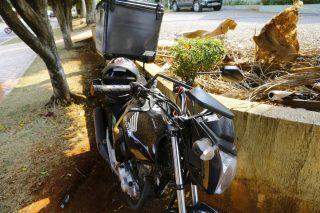 Motociclista é arremessado e bate cabeça em árvore após ser atingido por camionete