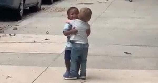 Pai publica vídeo adorável de 'besties' de bebês correndo em direção um ao outro em Nova York