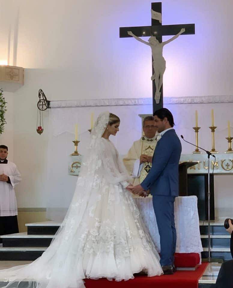 Thássia Naves se casa com vestido romântico.