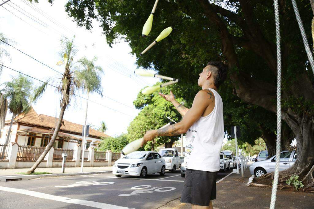 Como este artista transforma avenida de Campo Grande em picadeiro quando o sinal fecha?