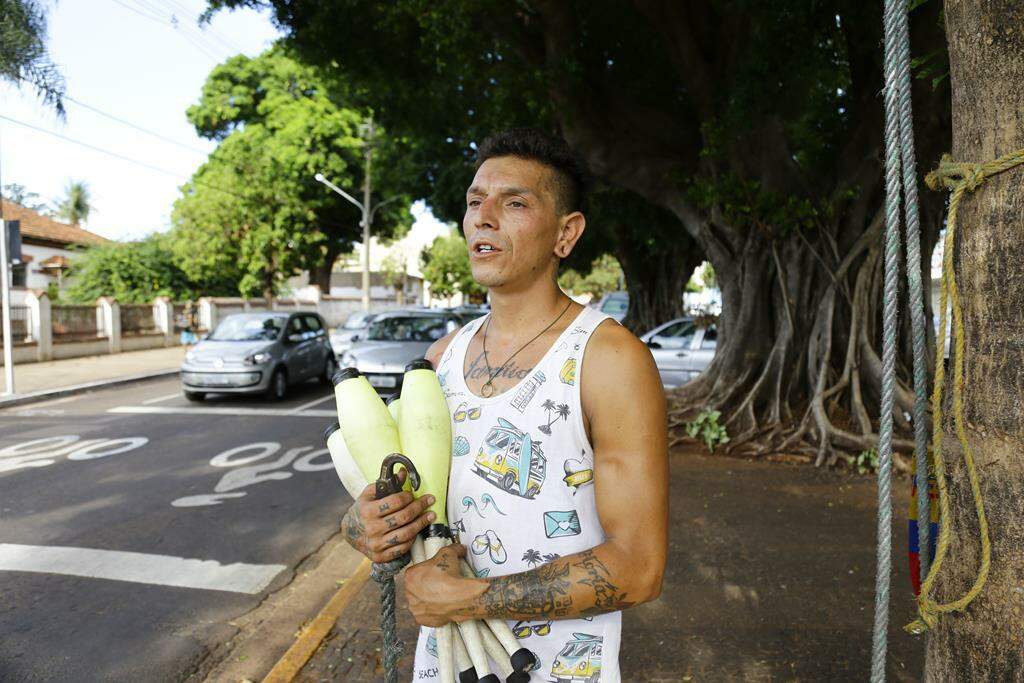 Como este artista transforma avenida de Campo Grande em picadeiro quando o sinal fecha?