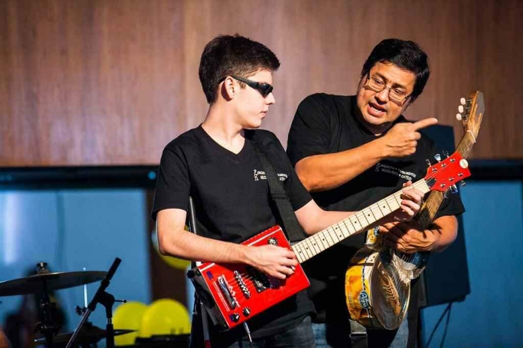 Orquestra paraguaia transforma lixo em música na abertura do Fasp 2019